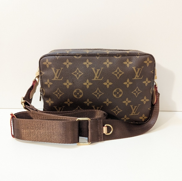 ✨Louis Vuitton✨ monogram trousse 23 clutch converted to crossbody. - Picture 3 of 17